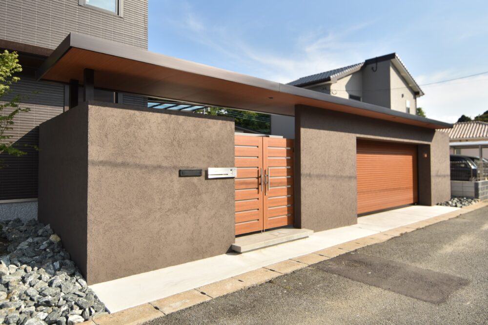 シャッターゲートと一体型のエントランスゲートでつくるフルクローズ外構｜グランドアートウォール
