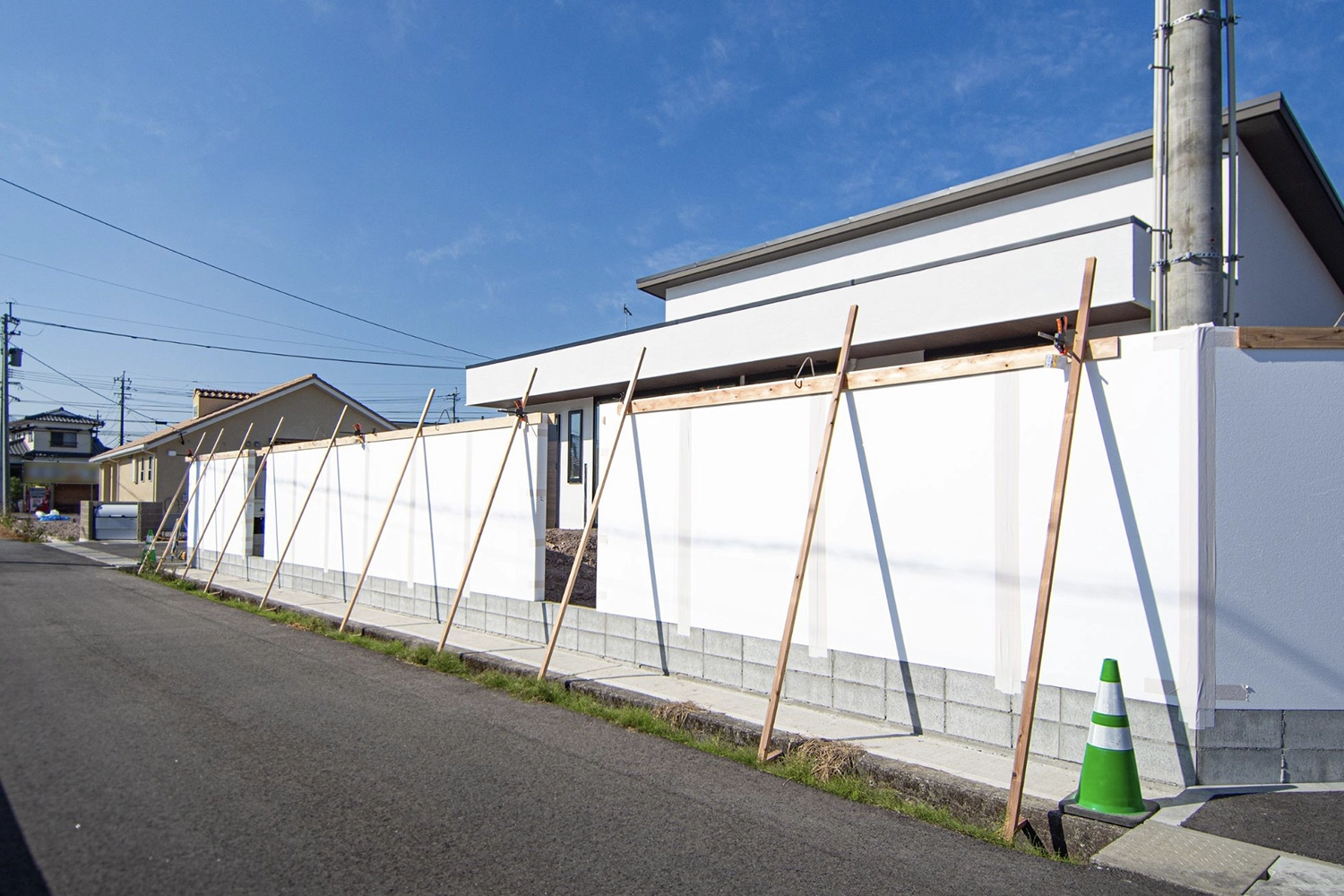 既存のブロック塀の上から施工可能