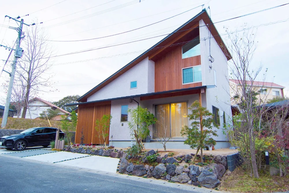 通行人の立ち入り防止×デザイン性を両立 角地住宅に設置したグランドアートウォール